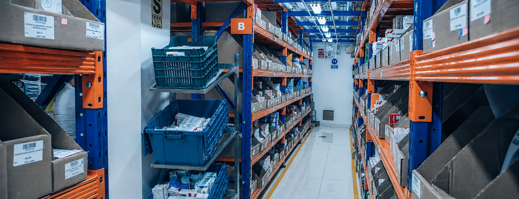 Almacén de droguería con estanterías para picking