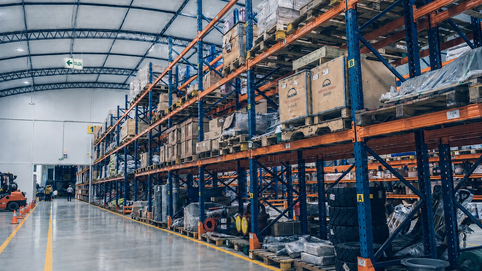 Almacén central consolidado de una empresa pesquera construido por Stock