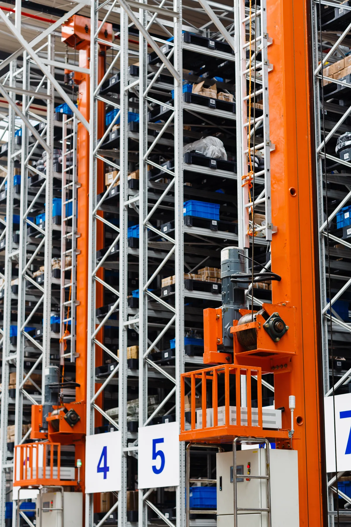 Sistema automatizado de almacenamiento con transelevadores industriales