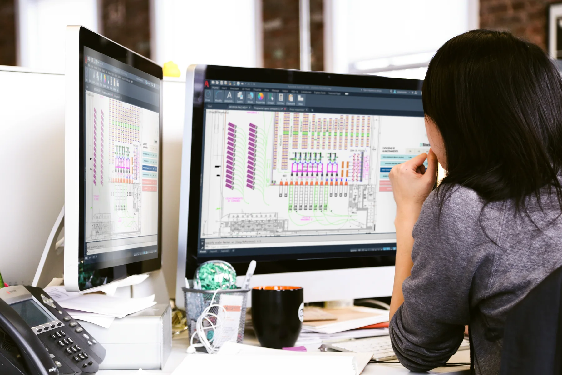 Especialista desarrollando el layout de un almacén en software de diseño