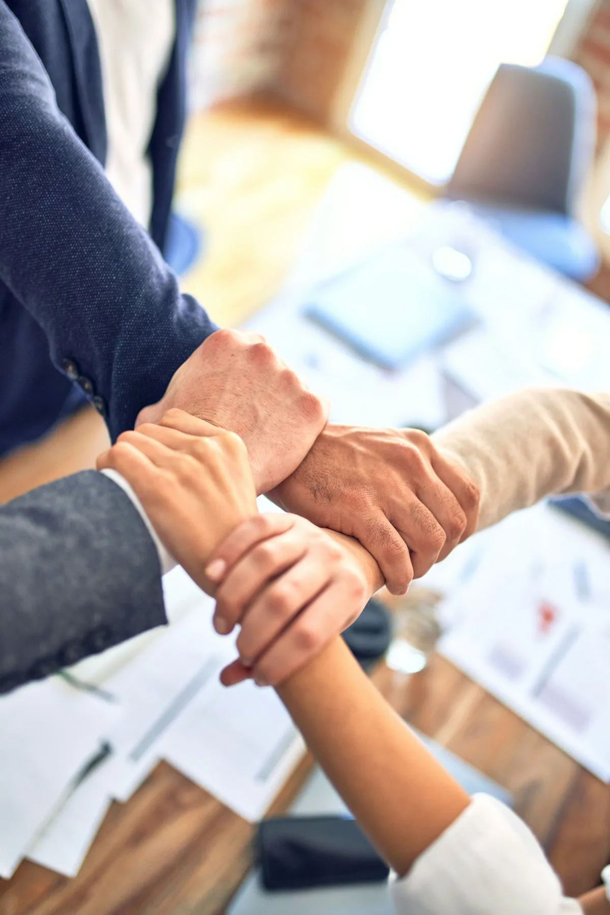Equipo de almacén revisando roles y procesos operativos con Stock