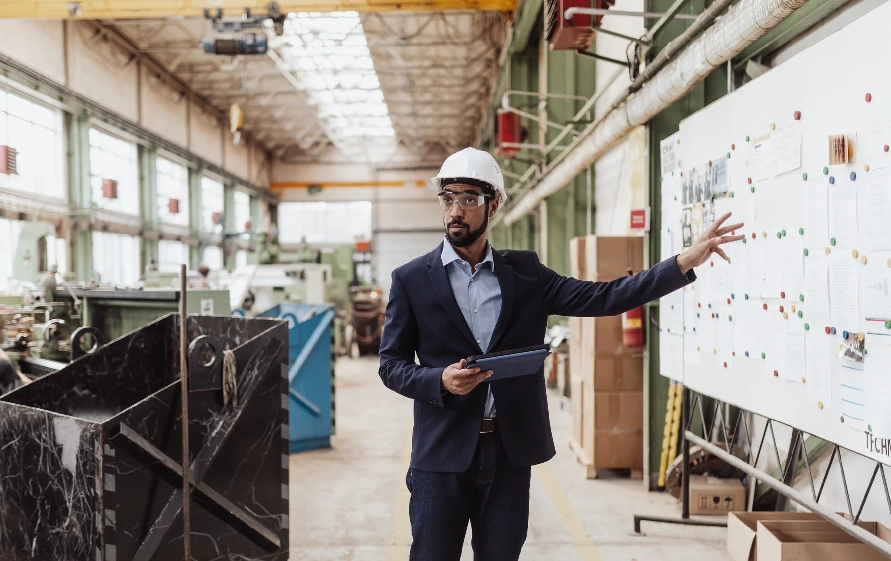 Responsable de operaciones realizando una capacitación técnica en planta