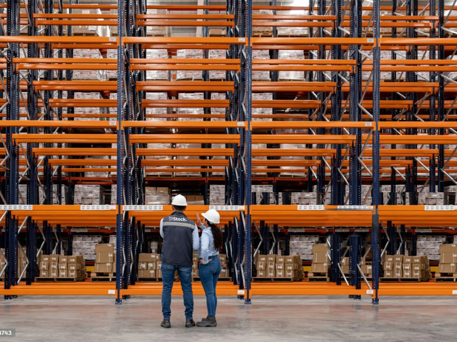 Especialistas de Stock inspeccionando racks industriales en un almacén